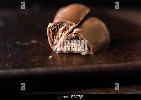 Tiramisu chocolat sur la surface en bois sombre. Dessert des collations. Banque D'Images