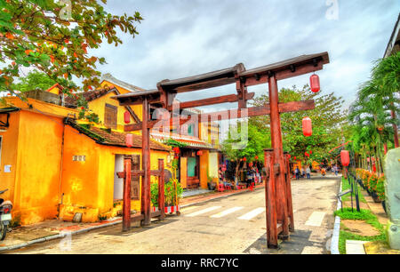 Passage traditionnel avec des lanternes dans la vieille ville de Hoi An, Vietnam Banque D'Images