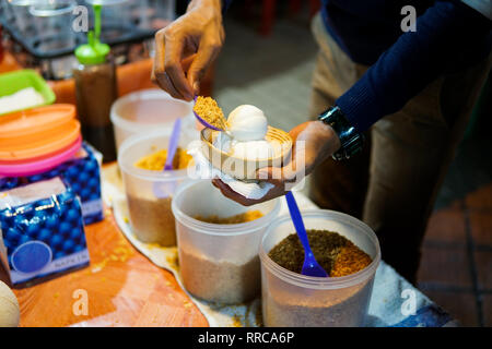 Johor Bahru, Malaisie - Février 2019 : un célèbre Thaïlande glace coco vendus sur la rue à Johor Bahru Banque D'Images