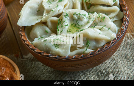 Pelmeni sibériens, boulettes russes du 19e siècle, la cuisine classique , un assortiment de plats, vue d'en haut. Banque D'Images