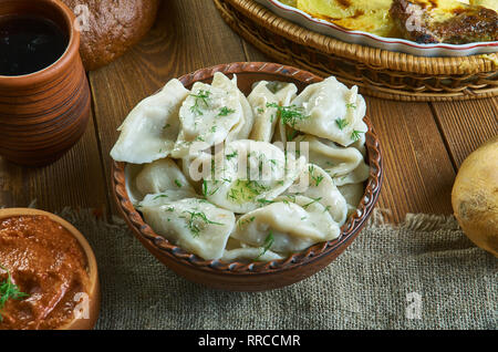 Pelmeni sibériens, boulettes russes du 19e siècle, la cuisine classique , un assortiment de plats, vue d'en haut. Banque D'Images