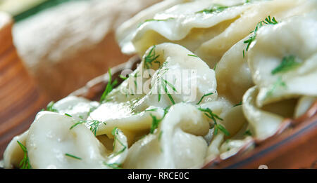 Pelmeni sibériens, boulettes russes du 19e siècle, la cuisine classique , un assortiment de plats, vue d'en haut. Banque D'Images