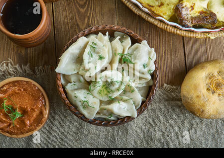 Pelmeni sibériens, boulettes russes du 19e siècle, la cuisine classique , un assortiment de plats, vue d'en haut. Banque D'Images