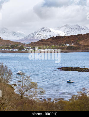 Shieldaig village sur le Loch Shieldaig avec les montagnes de Torridon Beinn Alligin et Liathach, Wester Ross, dans les Highlands, Ecosse Banque D'Images