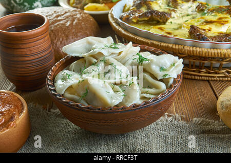 Pelmeni sibériens, boulettes russes du 19e siècle, la cuisine classique , un assortiment de plats, vue d'en haut. Banque D'Images