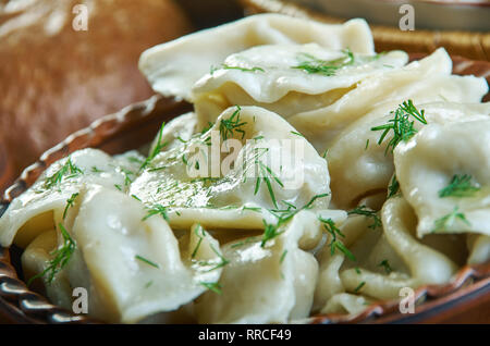 Pelmeni sibériens, boulettes russes du 19e siècle, la cuisine classique , un assortiment de plats, vue d'en haut. Banque D'Images