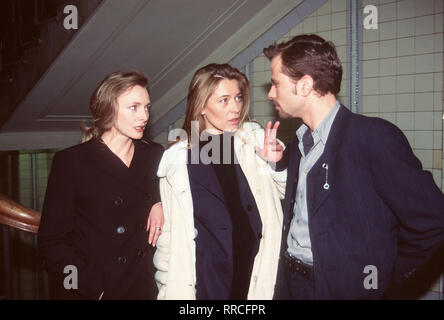 Dans un psychopathischer SerienMörder ein Parkhaus treibt sein Unwesen. Kommissar Hennings und BKA-Psychologin Berger versuchen mit allen Mitteln, den Killer dingfest zu machen. Bild : MARITA MARSHALL (Anna Stein), BARBARA RUDNIK (Ingrid Berger), FRANK STIEREN (Paul Hennings) Régie : Michael Keusch / DER Überschrift : PARKHAUSMÖRDER / BRD 1996 Banque D'Images