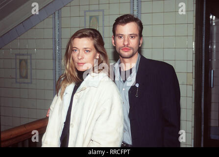 Dans un psychopathischer SerienMörder ein Parkhaus treibt sein Unwesen. Kommissar Hennings und BKA-Psychologin Berger versuchen mit allen Mitteln, den Killer dingfest zu machen. Bild : BARBARA RUDNIK (Ingrid Berger), FRANK STIEREN (Paul Hennings) Régie : Michael Keusch / DER Überschrift : PARKHAUSMÖRDER / BRD 1996 Banque D'Images