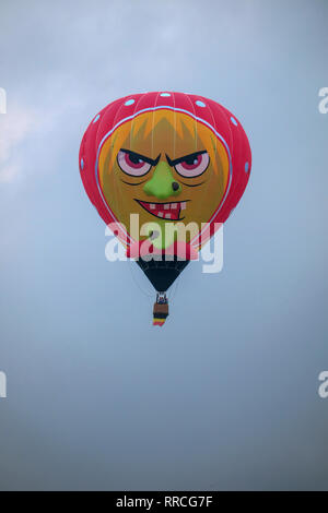 Décoré et élaboré un ballon à air chaud s'élever avec un fond de ciel bleu Banque D'Images