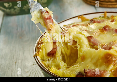 Jambon et Fromage paillasson de casserole, un grand bol, mélanger les pommes de terre rissolées, jambon, crème de soupe de pommes de terre, la crème, et du fromage cheddar Banque D'Images