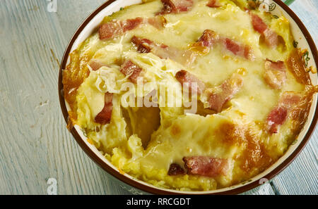 Jambon et Fromage paillasson de casserole, un grand bol, mélanger les pommes de terre rissolées, jambon, crème de soupe de pommes de terre, la crème, et du fromage cheddar Banque D'Images