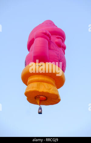 Décoré et élaboré un ballon à air chaud s'élever avec un fond de ciel bleu Banque D'Images