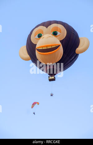 Décoré et élaboré un ballon à air chaud s'élever avec un fond de ciel bleu Banque D'Images