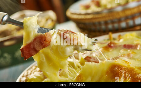 Jambon et Fromage paillasson de casserole, un grand bol, mélanger les pommes de terre rissolées, jambon, crème de soupe de pommes de terre, la crème, et du fromage cheddar Banque D'Images