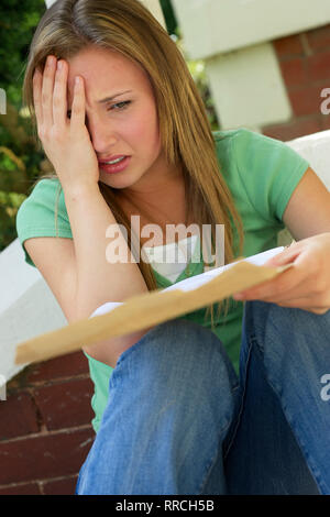 Upset girl à défaut de ses examens Banque D'Images