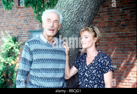 Gestohlene Das Leben Ein Frühsommertag - auf der Insel Rügen. Die Blumenfrau Julia Berger (NINA PETRI) findet in Ihrem Briefkasten einen Berg Zuschriften und auf Ihre Kontaktanzeige Wilhelm Boden (ROLF ILLIG)seinen Bruder älteren Anton ermordet neben seinen Antiquitäten. Regie : Christian GÜrlitz / Überschrift : Das Leben / GESTOHLENE BRD 1999 Banque D'Images