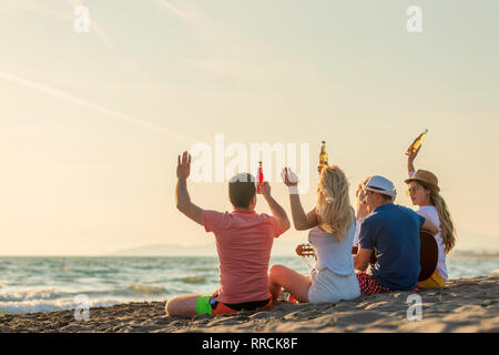 Groupe d'amis d'en profiter sur la plage Banque D'Images