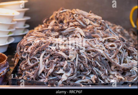 La cuisine exotique et les aliments locaux au Road. Wangfujin Scorpions frits dans le marché de nuit de Wangfujing de Pékin, Chine Banque D'Images