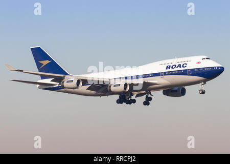 Un Boeing 747 de British Airways dans la BOAC livrée rétro arrivant à l'aéroport d'Heathrow Banque D'Images