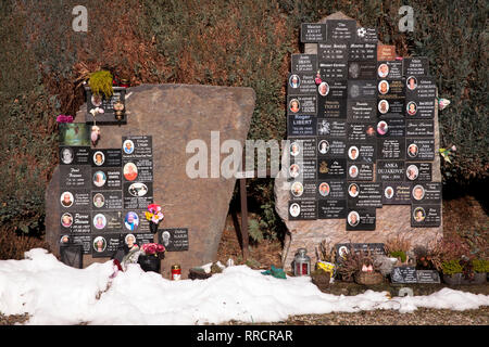 Pierres tombales avec beaucoup de plaques sur le cimetière à Malmedy, Belgique, Europe. Grabsteine mit vielen Namensplaketten auf dem Friedhof von Malmedy, Bel Banque D'Images