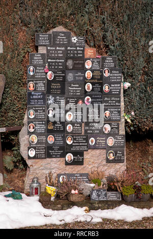 Pierre tombale avec beaucoup de plaques sur le cimetière à Malmedy, Belgique, Europe. Veilleur mit vielen Namensplaketten auf dem Friedhof von Malmedy, Belgi Banque D'Images