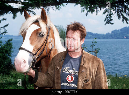 Anna Maria - eine frau geht ihren Weg - Auf dem erkundigt Bognerhof ein sich nach Jugendfreund Anna Maria. Vater Siegfried ahnt, sofort Anteilnahme Juristen des Josef Hauser (MARTIN SEMMELROGGE) ist mehr als, hÜfliches interesse. Ein neuer Mann dans Anna Marias Leben ? Aka. Folge 5 / Überschrift : ANNA MARIA - eine FRAU GEHT IHREN WEG Banque D'Images