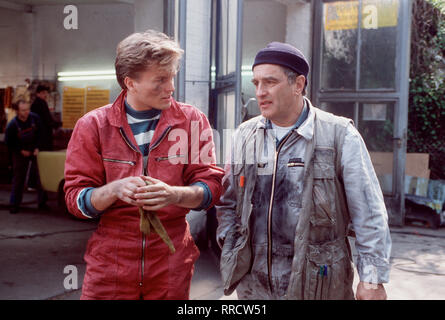 Folge : Lasst die Blumen blühen Foto : Peter (MARKUS HOFFMANN, l.) und Otto Fritze (MICHAEL DEGEN). Regie : Rolf von Sydow aka. Laßt Blumen blühen 2 / Überschrift : AUTO FRITZE / BRD 1992 Banque D'Images