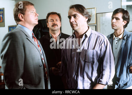 EIN FALL FÜR ZWEI / Folge : Blutiges or / Als Marion in Ihrem Mann Dieter Kesten (WALTER KREYE, 2.v.r.), die sie ihn activités : importateurs - stockistes verlassen, Er macht eine wütend Kneipentour. Als er nach Hause kommt, ruft er seinen Anwalt Le Dr Franck (RAINER HUNOLD, l.) une ihm und teilt mit, dass seine Frau erschlagen wurde. Foto : voir mit ARTUR ALBRECHT (direction, r.) und WOLFGANG BATHKE (commissaire). / 35379 / / DFAEinFall , 13Überschrift : EIN FALL FÜR ZWEI Banque D'Images