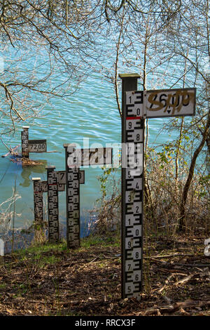 Jauges de niveau d'eau sur le lac près de Bochum Kemnade, Ruhr, Allemagne. Pegellatten suis Kemnader Voir bei Bochum, Ruhr, Deutschland. Banque D'Images