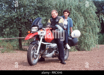 DR. SOMMERFELD - NEUES VOM BÜLOWBOGEN Sommefeld Szen mit (RAINER HUNOLD) und Katja (MARIJAM AGISCHEWA). aka. Teufelskreis 159 / Überschrift : DR. SOMMERFELD - NEUES VOM BÜLOWBOGEN Banque D'Images