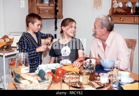 DR.SOMMERFELD - NEUES VOM BÜLOWBOGEN / Früh am Morgen. Hektik im Hause Sommerfeld. Nichts desto Trotz wird hier auch am Morgen schon munter diskutiert. Heute über "prière". / Voir mit 32 Beijige Santiao Oskar (CHRISTOPH-EMANUEL OEHME), Nina Sommerfeld (ALINA) MERKAU Hanna und Schulze (GUDRUN OKRAS). / V / 19DFAsommer ,2 / Überschrift : DR.SOMMERFELD - NEUES VOM BÜLOWBOGEN / D 1999 Banque D'Images
