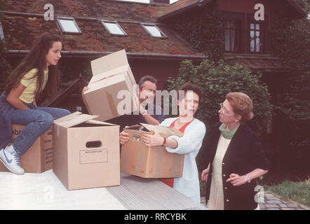 Stubbe - Von Fall zu Fall - V.l. Christiane Stubbe (STEPHANIE STUMPH) Charlotte (Hoyn MARGRET HOMEYER) Caroline Stubbe (Renate KRÖßNER) Charlotte (Hoyn MARGRET HOMEYER) aka. F 14 - Die Seherin / Überschrift : STUBBE - VON FALL ZU FALL / BRD 1999 Banque D'Images