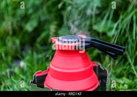 Fodable camping électrique avec de l'eau bouillante sur les repas. Banque D'Images