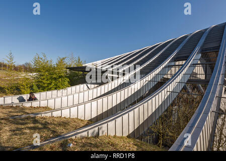 La capitale de la Suisse a un nouvel emblème, le Zentrum Paul Klee. Le musée a été conçu par Renzo Piano sous la forme d'une vague à Berne, Suisse Banque D'Images