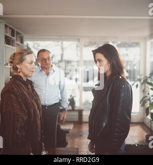 SOKO 5113 Folge : Das harte Geschäft Foto vlnr. : Irmgard Göttmann (KYRA MLADECK), Karl Göttmann (WERNER KREINDL), Maria (MAJA MARANOW). Regie : Kai Borsche aka. Harte Das Geschäft / Überschrift : SOKO 5113 / BRD 1986 Banque D'Images