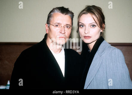 DER MÖRDER MEINER DANS NÄHE- Neuer Kinofilm : Hauptkommissarin Annabelle Schuster sucht den Killer mit der Maske, dessen letztes Opfer Sylvie Gittes, Die Frau des schönheitschirurgen Hanno, ist. Foto : Hanno (HENRY HÜBCHEN) und Sylvie (CATHERINE FLEMMING). Regie : Bernd Böhlich / Überschrift : DER MÖRDER MEINER DANS NÄHE / BRD 2000 Banque D'Images