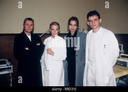 DER MÖRDER MEINER DANS NÄHE- Neuer Kinofilm : Hauptkommissarin Annabelle Schuster sucht den Killer mit der Maske, dessen letztes Opfer Sylvie Gittes, Die Frau des schönheitschirurgen Hanno, ist. Foto vlnr. : Hanno (HENRY HÜBCHEN), Clara (INGRID Van Bergen), Sylvie (CATHERINE FLEMMING), Markus (DOMINIQUE HORWITZ). Regie : Bernd Böhlich / Überschrift : DER MÖRDER MEINER DANS NÄHE / BRD 2000 Banque D'Images