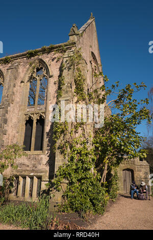 Bâtiment en ruine en jardin anglais de West Sussex England Banque D'Images