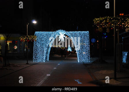 L'étoile de Noël et la porte des lumières. Décorations de Noël sur la rue la nuit. Banque D'Images