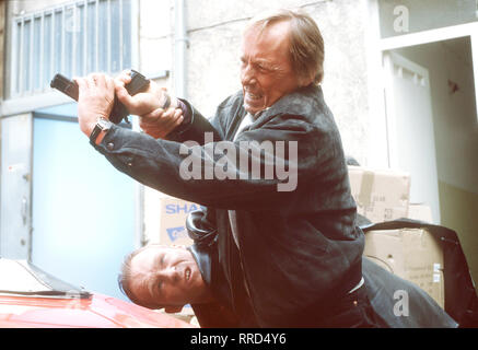 EIN FALL FÜR ZWEI / Blutiges Pfand / Matula (CLAUS THEO GÄRTNER) nimmt Benno (ROBINSON REICHEL) dans die Zange. A été weiß dieser über die Geschäfte dubiosen des ermordeten Pfandleihers ? / N / 10DFAFall , / Überschrift : EIN FALL FÜR ZWEI Banque D'Images