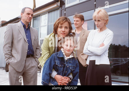 MEINE TOCHTER DARF ES NIE ERFAHREN- Jenny träumt von eines intakten Familie. Nach Jahren aus den USA heimgekehrt, Jenny endlich ihre kleine Tochter zu nehmen sich, die bisher bei ihren Eltern lebte. Doch dann wird sie von Alpträumen geplagt und einen Zusammenbruch erleidet. Herausstellt Wie sich, sie wurde als genre missbraucht...Voir mit WALTER KREYE (Jenny's Vater), Muriel BAUMEISTER (Jenny), LARISA REIHL (Maya), KAI (SCHEVE Tom Freund, le Jenny's), Michaela ROSEN (Jenny's Mutter) Régie : Lutz Konermann / Überschrift : MEINE TOCHTER DARF ES NIE ERFAHREN / Deutschland 2000 Banque D'Images