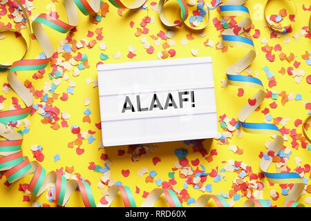 Alaaf est le traditionnel appel d'imbécile d'allemand utilisé pendant le carnaval de Cologne - mise à plat avec les confettis et serpentins Banque D'Images