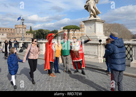 Les touristes posent avec des gladiateurs sur le pont Ponte Sant'Angelo Rome Italie Banque D'Images