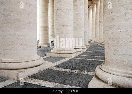 Les lignes ou rangées de colonnes néo-classique de la musique classique ou la définition de la circulaire de la Place Saint Pierre du Vatican Rome Banque D'Images