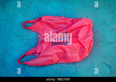 Pas de plastique. La prise de conscience environnementale vindication shot. Il montre un sac poubelle en plastique rouge avec devise pas plus de plastique. Banque D'Images