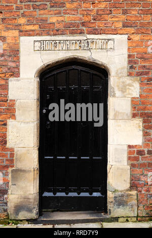 Détail de puits de Jacob, attaché à l'église du prieuré de la Sainte Trinité à York, en Angleterre. L'inscription est dans la pierre au-dessus d'une porte. Banque D'Images