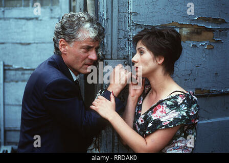 POLIZEIRUF 110 Folge : Grawes letzter Fall Eines Nachts wird Kommissar Grawe aus dem Schlaf gerissen. Vor dem Haus wurde von Ex-Mann Nichte senneur Vater und ihrer zwei Kinder tot aufgefunden. Grawe trifft seine Nichte KRUSCHKE Iris (ANNET) mit Rainer Asch (MATTHIAS PONNIER) in ihrer Wohnung un... Regie : Christian Steinke alias. Grawes letzter Automne / Überschrift : POLIZEIRUF 110 / Deutschland 1995 Banque D'Images