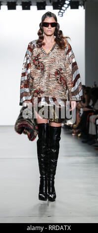 New York, États-Unis. 09Th Feb 2019. Un model pour la piste Custo Barcelona Automne/Hiver 2019 collection durant la Fashion Week de New York au pier 59 Studios à Chelsea Piers, Manhattan Crédit : Sam Aronov/Pacific Press/Alamy Live News Banque D'Images