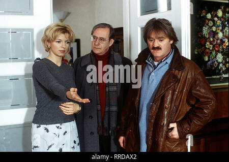 Soko 5113 - Als Barbara Perfall (MICHAELA MERTEN) Stunde nach Hause zu später kommt und das Kinderzimmer, betritt ein Bild bietet sich Ihr des Grauens : Ihr Mann geschiedener kniet Robert van der Leiche des argentinischen Au-pair Maria Alvarez. Voir mit WILFRIED KLAUS und HARTMUT SCHREIER Regie : Johannes Grieser aka. Argentinische Verlobung / Überschrift : SOKO 5113 Banque D'Images