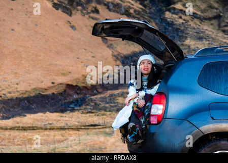 Female traveler bénéficiant d'Islande vue depuis le coffre de voiture Banque D'Images